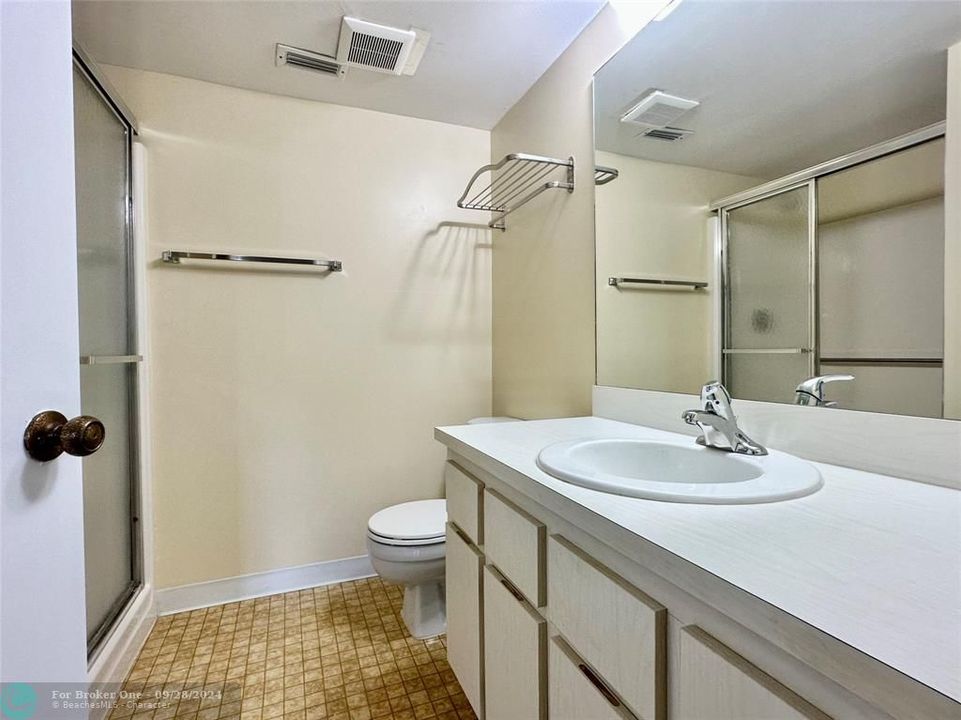 Active With Contract: $1,995 (2 beds, 2 baths, 809 Square Feet)