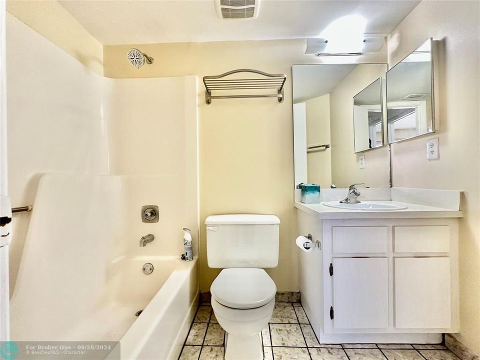 Active With Contract: $1,995 (2 beds, 2 baths, 809 Square Feet)