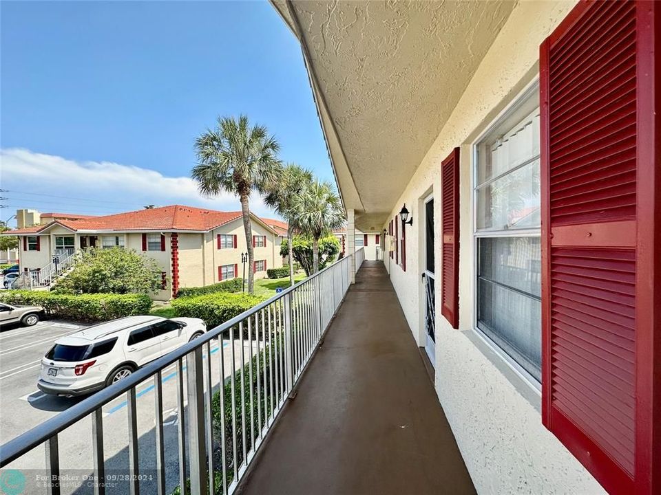 Active With Contract: $1,995 (2 beds, 2 baths, 809 Square Feet)