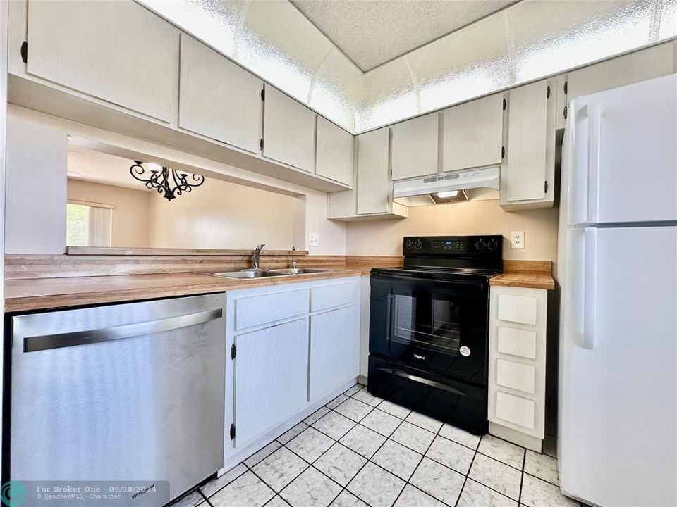 Active With Contract: $1,995 (2 beds, 2 baths, 809 Square Feet)