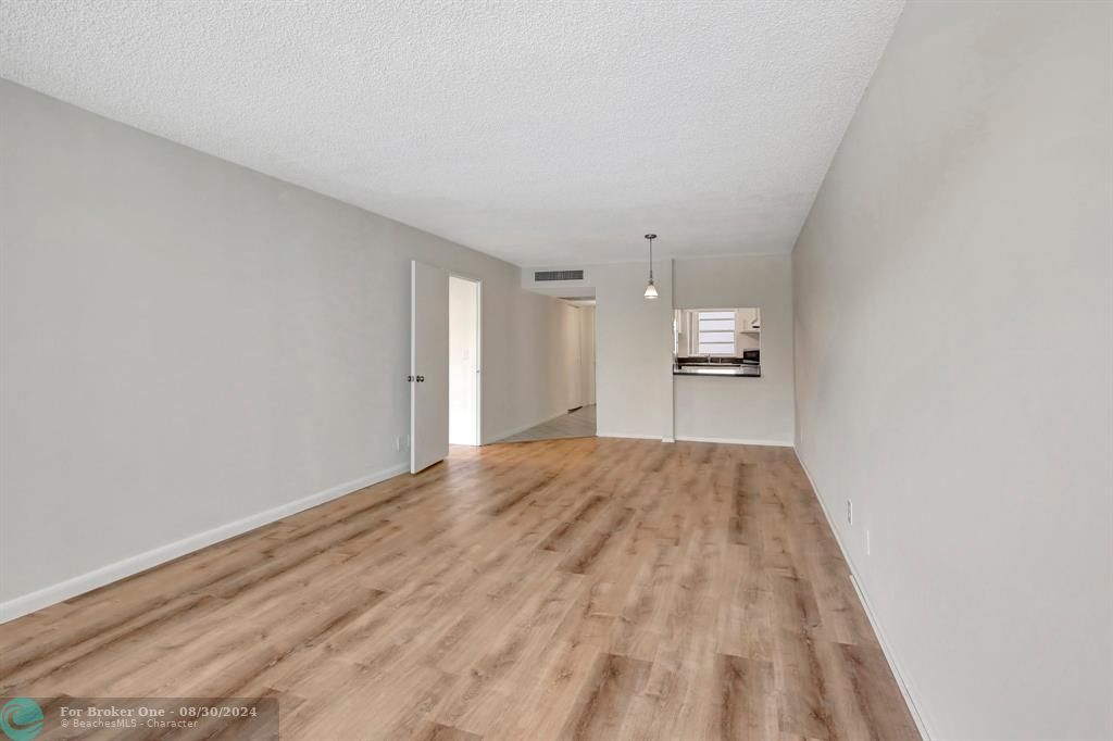 For Rent: $2,200 (2 beds, 2 baths, 880 Square Feet)