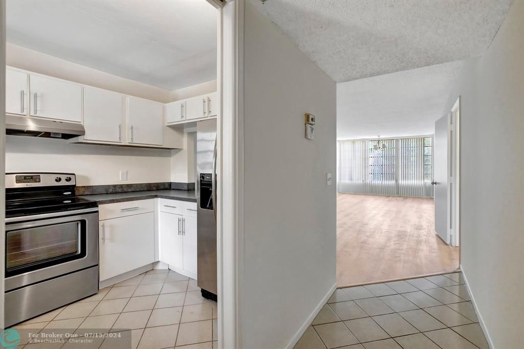 For Rent: $2,200 (2 beds, 2 baths, 880 Square Feet)