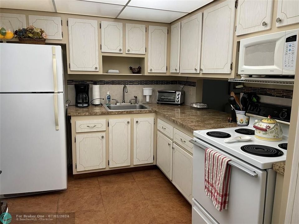 For Sale: $175,000 (1 beds, 1 baths, 850 Square Feet)
