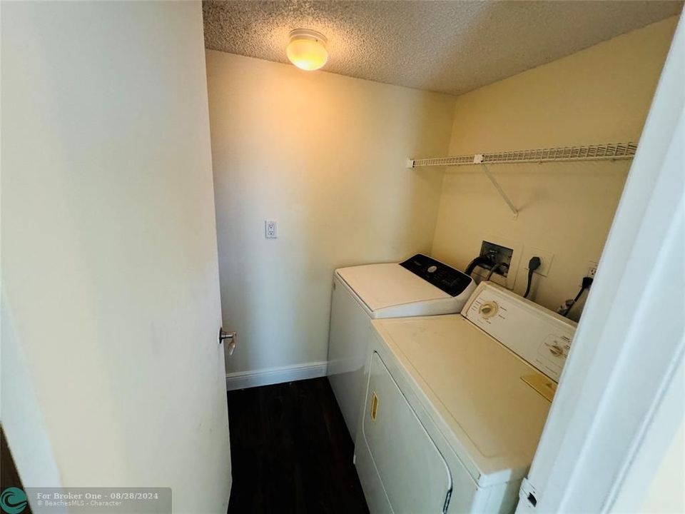 For Rent: $1,850 (2 beds, 1 baths, 920 Square Feet)