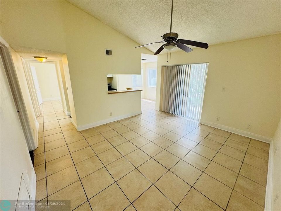 For Rent: $1,850 (2 beds, 1 baths, 920 Square Feet)