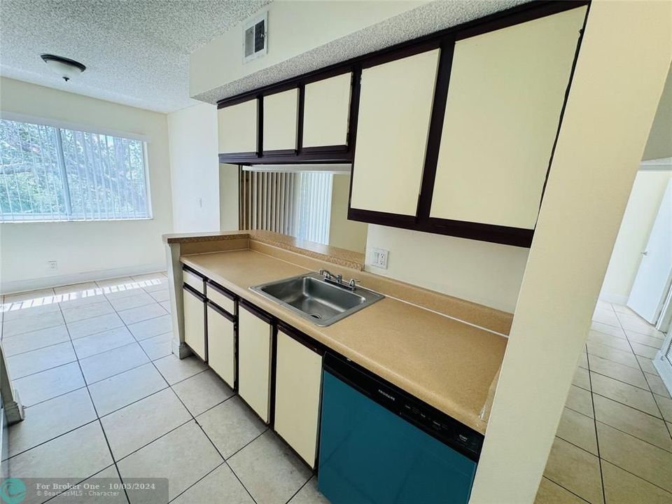 For Rent: $1,850 (2 beds, 1 baths, 920 Square Feet)