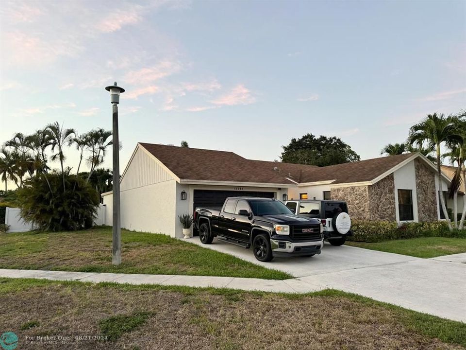 For Sale: $699,999 (3 beds, 2 baths, 1642 Square Feet)