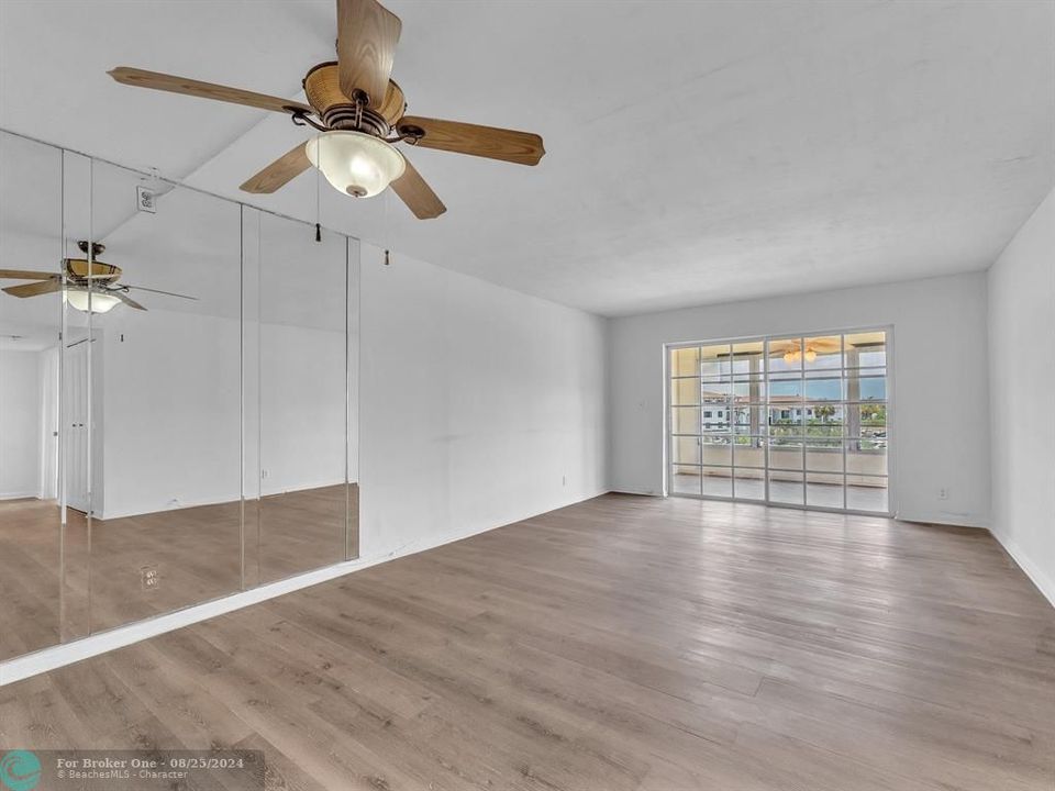 For Sale: $217,000 (2 beds, 2 baths, 918 Square Feet)