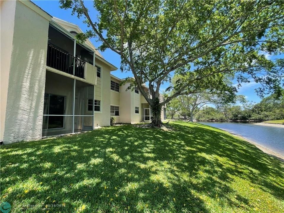 Active With Contract: $2,000 (2 beds, 2 baths, 807 Square Feet)