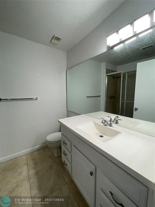 Active With Contract: $2,000 (2 beds, 2 baths, 807 Square Feet)