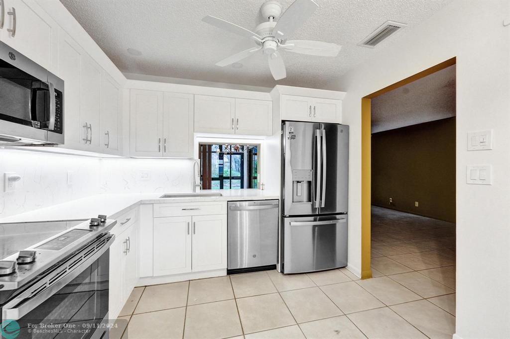 For Sale: $250,000 (2 beds, 2 baths, 1110 Square Feet)