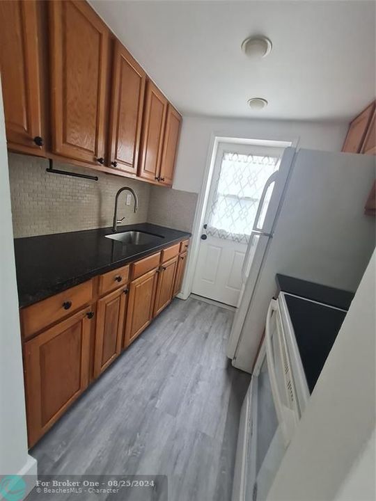 For Sale: $1,800 (1 beds, 1 baths, 1098 Square Feet)