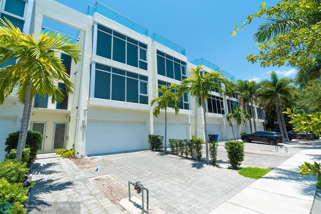 For Sale: $4,649,000 (6 beds, 5 baths, 7922 Square Feet)