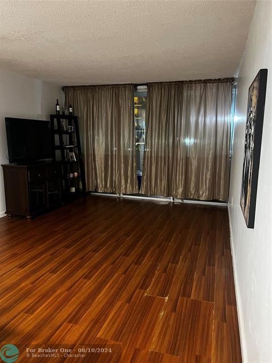 En Venta: $299,000 (2 camas, 2 baños, 1036 Pies cuadrados)