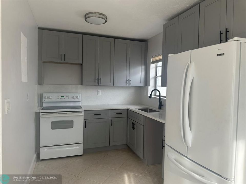 Active With Contract: $2,400 (2 beds, 2 baths, 1150 Square Feet)