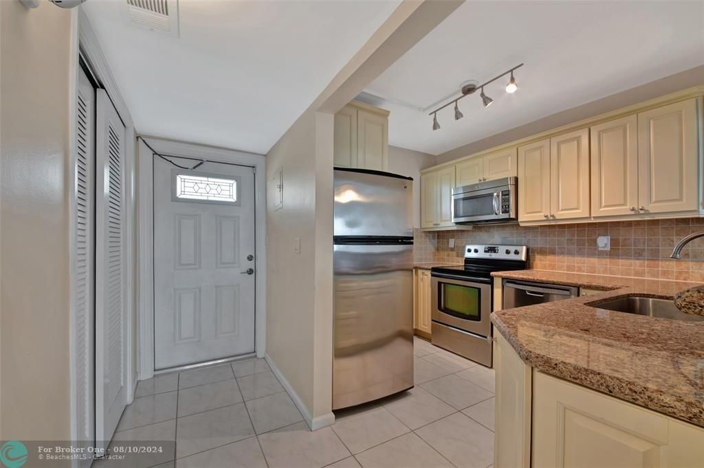 For Sale: $375,000 (2 beds, 2 baths, 1056 Square Feet)