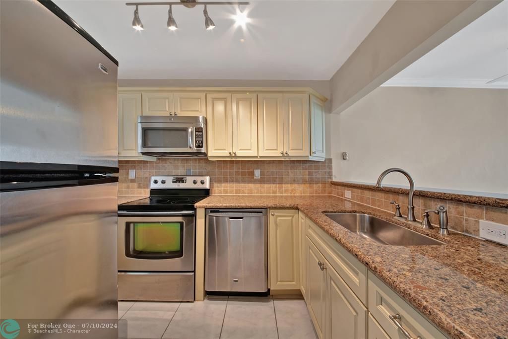 For Sale: $375,000 (2 beds, 2 baths, 1056 Square Feet)