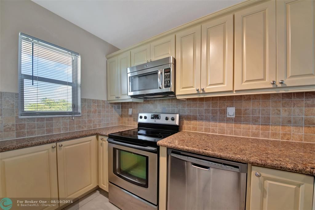 For Sale: $375,000 (2 beds, 2 baths, 1056 Square Feet)