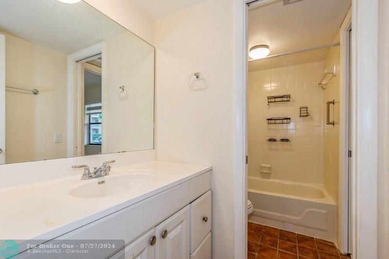 Active With Contract: $1,550 (1 beds, 1 baths, 620 Square Feet)