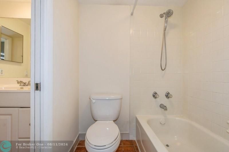 Active With Contract: $1,550 (1 beds, 1 baths, 620 Square Feet)