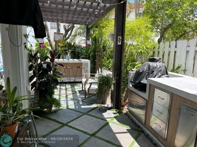 En Venta: $699,900 (3 camas, 2 baños, 2005 Pies cuadrados)