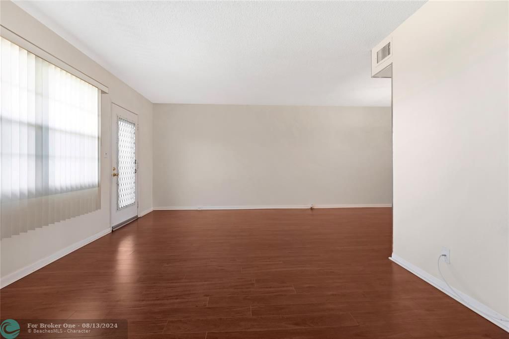 Active With Contract: $125,000 (1 beds, 1 baths, 798 Square Feet)