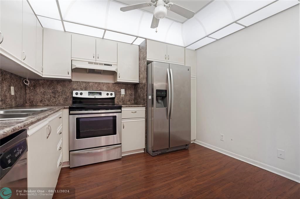 Active With Contract: $125,000 (1 beds, 1 baths, 798 Square Feet)