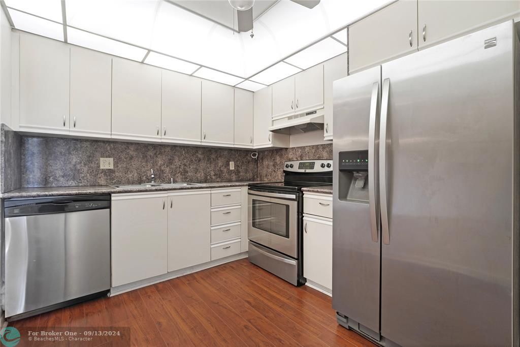 Active With Contract: $125,000 (1 beds, 1 baths, 798 Square Feet)