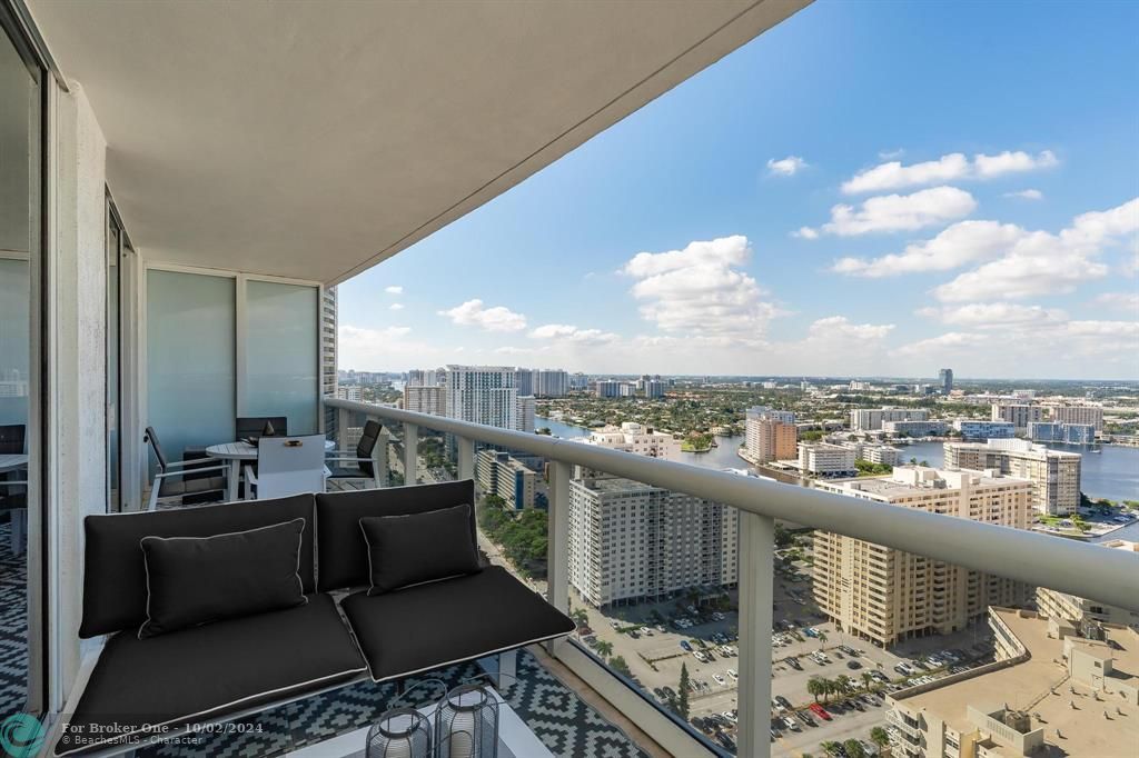 For Sale: $775,000 (2 beds, 1 baths, 1086 Square Feet)