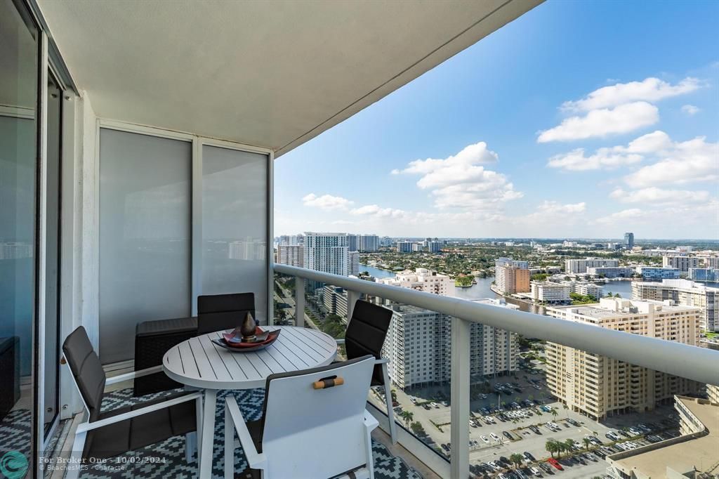 For Sale: $775,000 (2 beds, 1 baths, 1086 Square Feet)