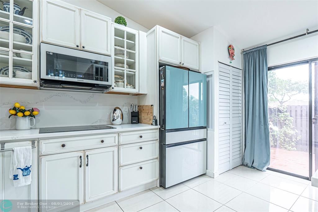 Active With Contract: $320,000 (2 beds, 2 baths, 1370 Square Feet)