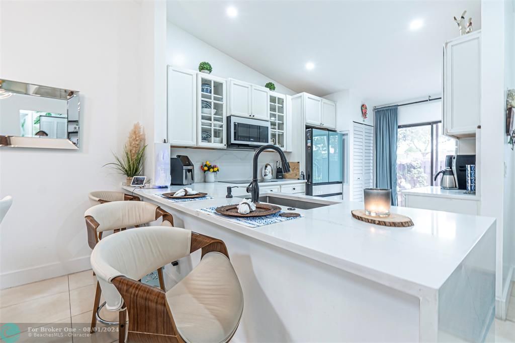 Active With Contract: $320,000 (2 beds, 2 baths, 1370 Square Feet)