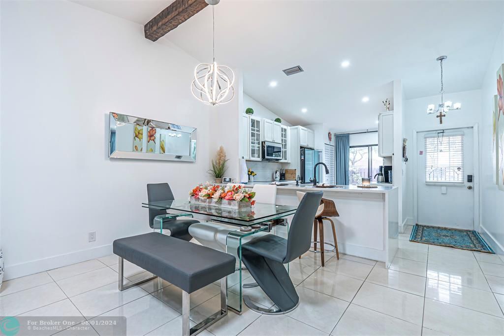 Recently Sold: $320,000 (2 beds, 2 baths, 1370 Square Feet)