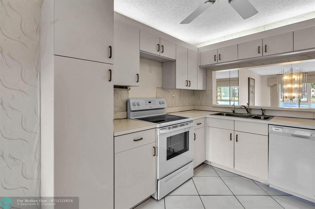 For Sale: $185,000 (2 beds, 2 baths, 1142 Square Feet)