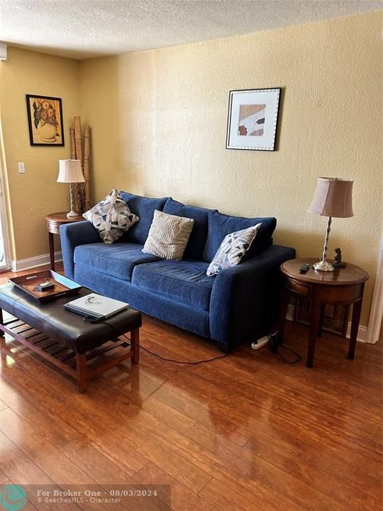 For Rent: $2,000 (1 beds, 1 baths, 824 Square Feet)