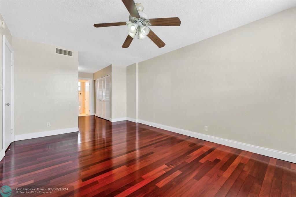 For Sale: $190,000 (1 beds, 1 baths, 940 Square Feet)