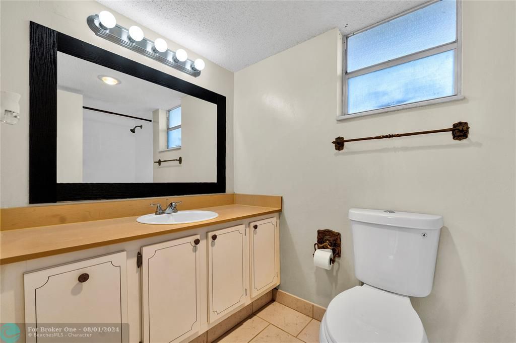 For Sale: $190,000 (1 beds, 1 baths, 940 Square Feet)