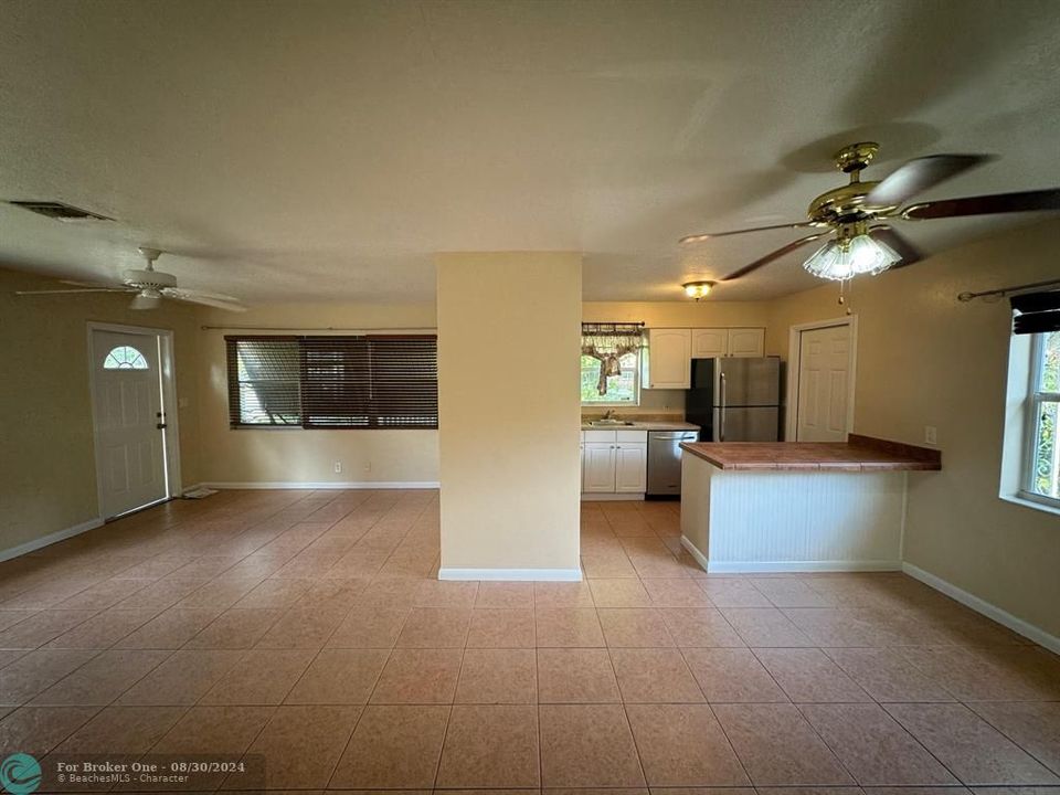 For Sale: $2,500 (2 beds, 2 baths, 1114 Square Feet)