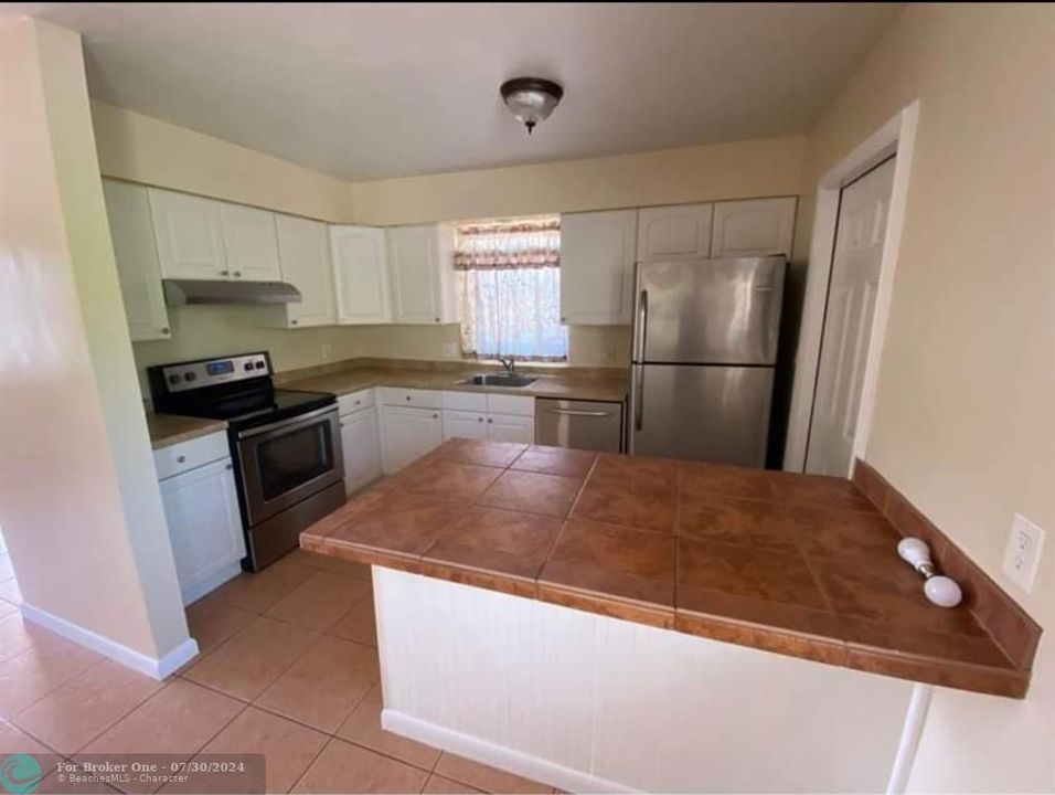 For Sale: $2,700 (2 beds, 2 baths, 1114 Square Feet)