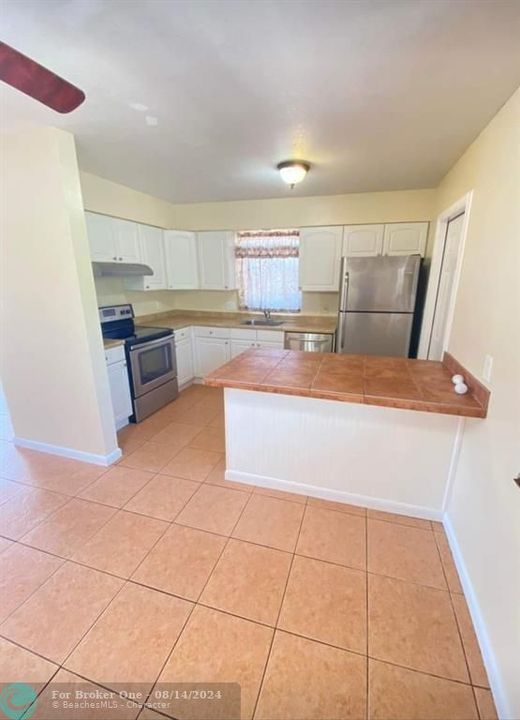 For Sale: $2,700 (2 beds, 2 baths, 1114 Square Feet)