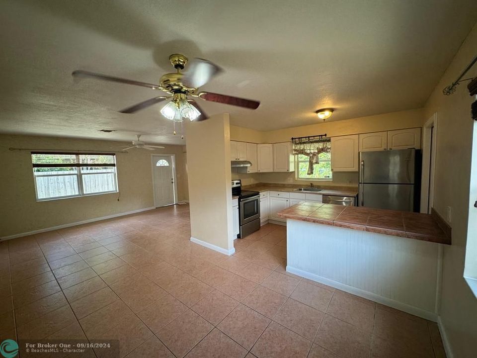 For Sale: $2,500 (2 beds, 2 baths, 1114 Square Feet)