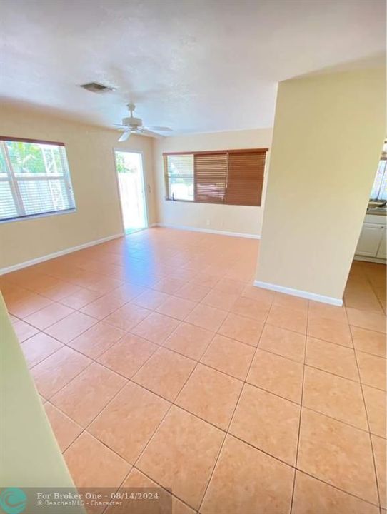 For Sale: $2,500 (2 beds, 2 baths, 1114 Square Feet)