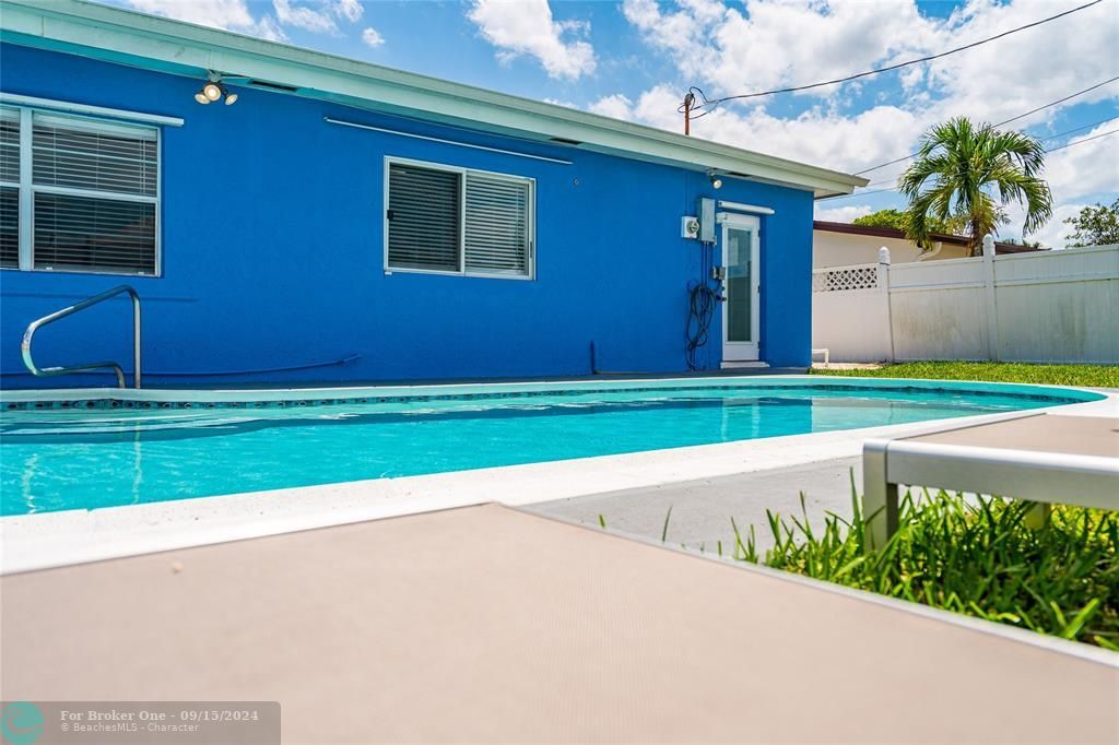 Active With Contract: $4,500 (5 beds, 2 baths, 1818 Square Feet)