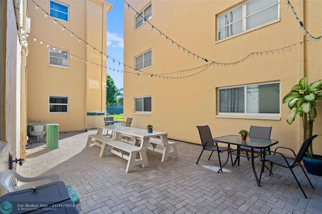 For Sale: $215,000 (2 beds, 2 baths, 982 Square Feet)