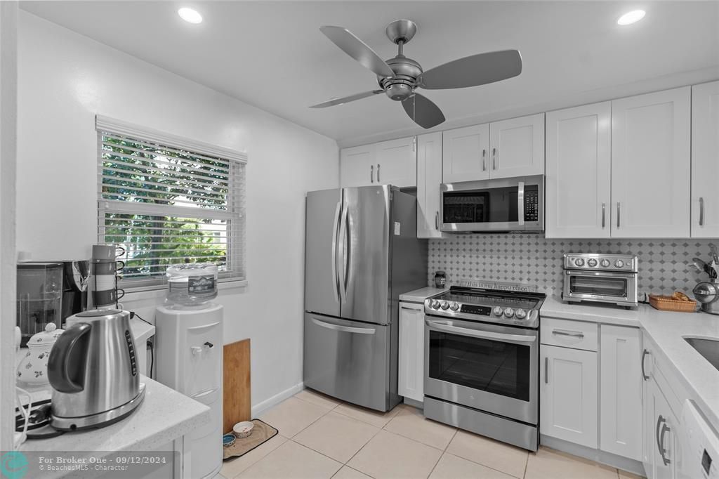 For Sale: $215,000 (2 beds, 2 baths, 982 Square Feet)