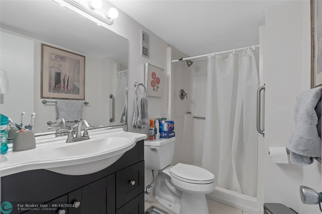 For Sale: $215,000 (2 beds, 2 baths, 982 Square Feet)