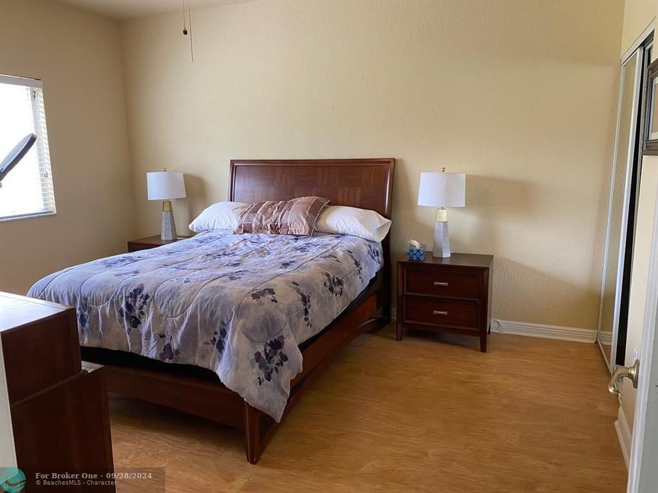 For Sale: $299,000 (2 beds, 2 baths, 1275 Square Feet)