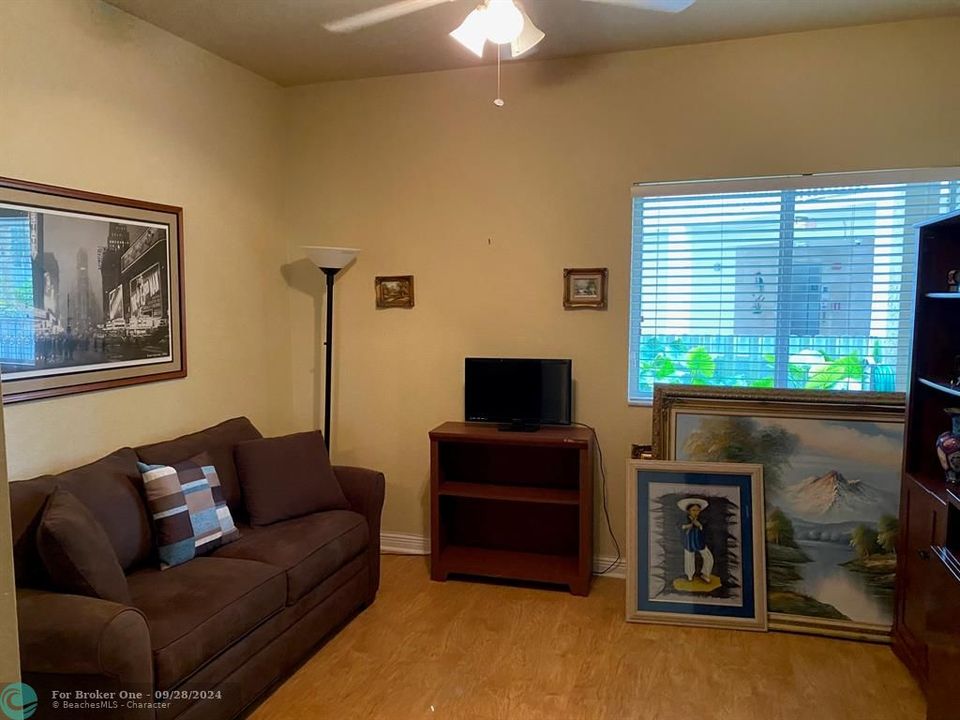 For Sale: $299,000 (2 beds, 2 baths, 1275 Square Feet)