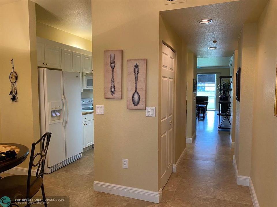 For Sale: $299,000 (2 beds, 2 baths, 1275 Square Feet)