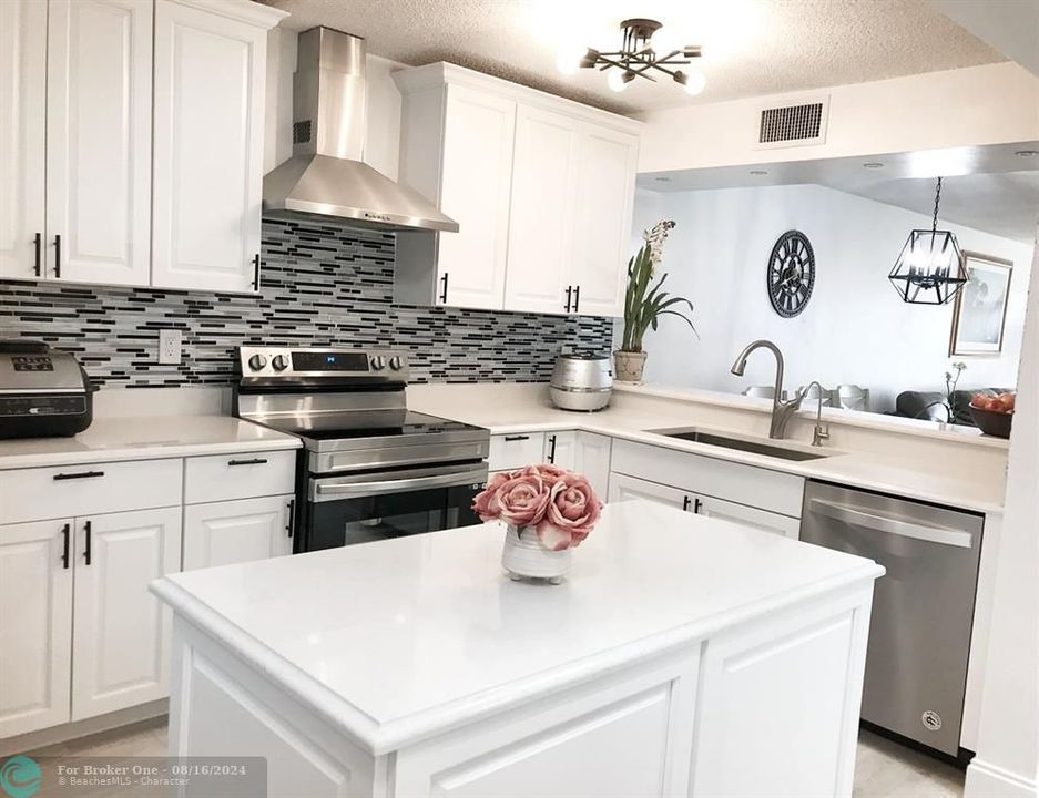 For Sale: $239,800 (2 beds, 2 baths, 1090 Square Feet)